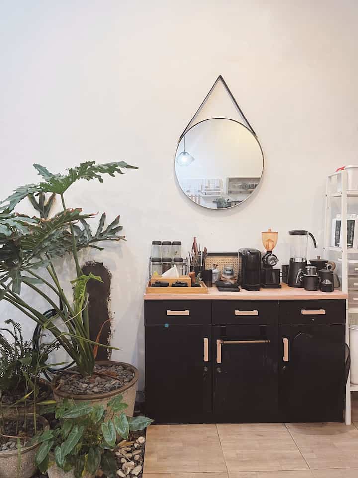 ✨Tema Rumah : Japandi x Industrial 

Memiliki rumah dengan luas terbatas membuat kami menyukai tema rumah ala japandi yang dapat memaksimalkan penyimpanan di setiap ruang. 

Selain itu warna white & wood dalam tema japandi kami rasa sangat cocok untuk diterapkan di rumah karena membuat rumah terlihat lapang. 

Tapi untuk memilih barang-barang dekorasi kami sangat menyukai dekorasi ala industrial, warna hitam dan aksen besi. Sehingga mayoritas barang-barang pun berwarna hitam. 

Sepertinya tema rumah kami memiliki paduan ala japandi dan dekorasi ala industrial. 

🖤🤎🤍

#japandi #industrial #japandixindustrial #rumahjapandi #rumahindustrial #rumahjapandixindustrial #dekorasiindustrial #vase #lampuindustrial #mejasudut #cerminindustrial #storagebox #rakdapur #woodentray #diffuseraromatherapy 