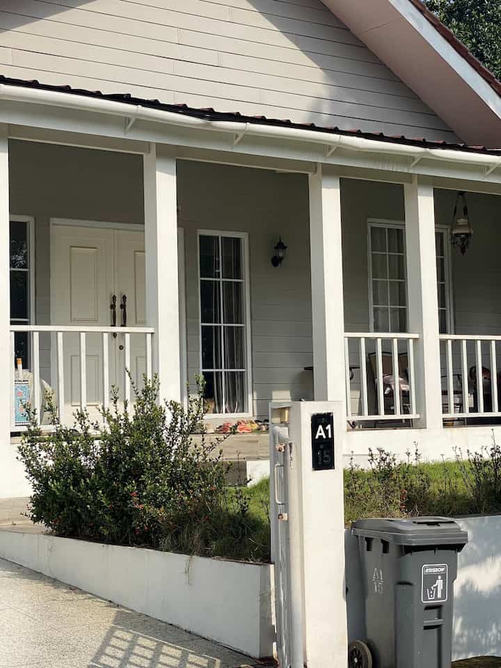 minimalis tentu jadi pilihan aman untuk keluarga kami. untuk meninggalkan kesan hangat, kami suka menggunakan aksen kayu. #catdepanrumah #minimalist #rumahminimalismodern