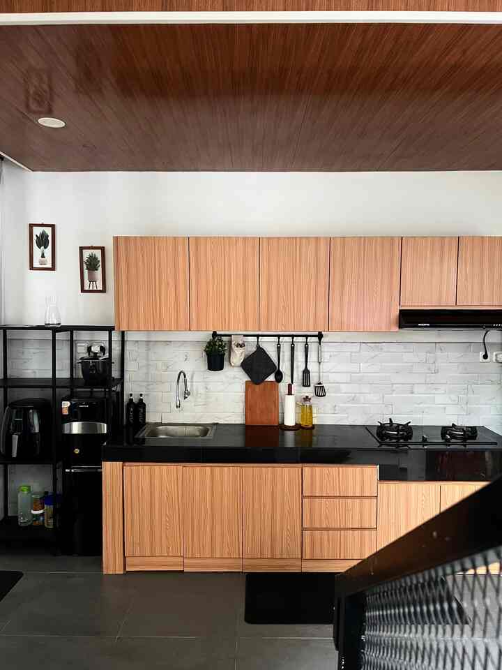 Kitchen Styling ✨

Dapur Industrial #BruwnHouse warna masih didominasi cokelat dan hitam. Untuk appliances masih pakai yang dibutuhkan saja biar ga terlalu numpuk barang. Top table akan lebih clean dan ruang memasak lebih lega kalau memilih barang yang fungsional. ✨

#KitchenSet
#KitchenSetMinimalis
#PeralatanMakan
#InspirasiRuangMakan
#DapurMinimalis
#DapurModern
#ModelDapurCantik