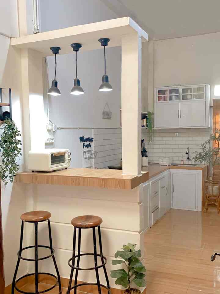 Karna dapur ini tidak begitu luas, jadi kita manfaatkan minibar sebagai tambahan area meja makan , selain itu saya juga tambahkan meja bulat dengan dua buah kursi minimalis ala korea, sengaja saya pilih meja makan kecil, agar tidak makan banyak tempat, sehingga masih bisa leluasa untuk bergerak, 

• oh ya untuk peralatan makan,aku pilih  peralatan keramik dan kayu. 


#mejamakanminimalis #minibar #peralatanmakan #inspirasiruangmakan #dapurminimalis 