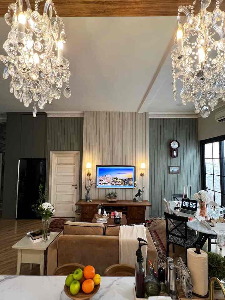 Ruang Makan #rumahlimut sederhana saja, dengan dinding model shiplap vertikal yang terbuat dari GRC, meja makan marmer motif carara, cross back chairs dan pintu geser french doors berbahan UPVC sebagai akses ke area skylight. Tema French country menjadi acuan kami untuk area ini.

Konsep dapur #rumahlimut adalah open plan, yaitu dapur tanpa sekat menyatu dengan area TV & meja makan. 
Saya sangat menyukai tema white kitchen dengan kombinasi sentuhan warna gold pada tarikan lemari yang terbuat dari kuningan & wood beam buatan pada plafon untuk memberi kesan hangat pada warna kabinet dan backsplash yang serba putih. Lalu, saya padankan roman shade salur hitam putih pada jendela di atas sink sehingga tema Parisian tetap konsisten.


#mejamakanmarmer
#francecountry
#whitekitchen
#kitchenset
#peralatanmakan
#inspirasiruangmakan
#mejaisland
#inspirasimejaisland
#ModelDapurCantik
#crossbackchair
#kursimakan
#artificialflowers 
#tempatlilinkuningan
#lilinpanjang
#botolkacaestetik
#sarungtanganoven
#rumahlimut 
