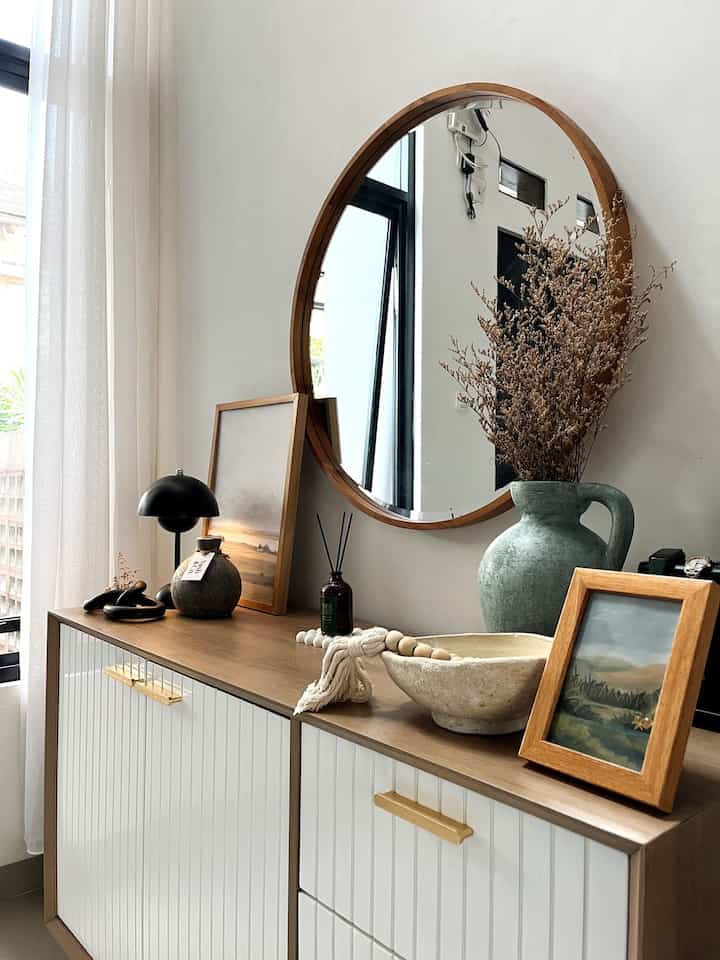 We call our home style #JapandiIndustrial because we combine dark colored raw materials (eg: black metal with natural materials (eg: natural colored wood).

We chose to combine these because we wanted a masculine but warm home atmosphere. To balance it, we added white and green accents from plants.

Hopefully inspiring 🤍
#MiniFoyer #CredenzaJapandi #RoundMirror #WallDecorEstetik #CatInterior #VasRustic #LampuJamur #ReedDiffuser #JapandiIndustrial #rumahjapandiindustrial