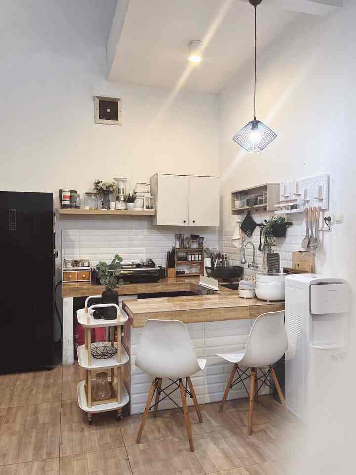✨Maximize Our Tiny Kitchen 
Meski dapur kami tidak besar, tapi kami rasa sudah memaksimalkan area dapur ini. Kami menggunakan dapur berkonsep Letter U, sehingga dapat memiliki area dining di dapur. 

Untuk mendekorasi, kami memilih peralatan dapur dengan bentuk & model yang estetik.
Talenan, tempat bumbu, bahkan spatula juga bisa menjadi dekorasi fungsional di dapur lho. 

Selain itu kami juga banyak memanfaatkan area dinding sebagai area penyimpanan. Pegboard dan ambalan bumbu jadi dekorasi favorite kami. Dapat menampung banyak peralatan masak tapi tampilannya tetap cantik. 

Semoga menginspirasi ✨

#ambalandapur #kitchenset #pegboard #kitchentrolley #trolleydapur #rakdapur #kursimakan
#PeralatanMakan #InspirasiRuangMakan 