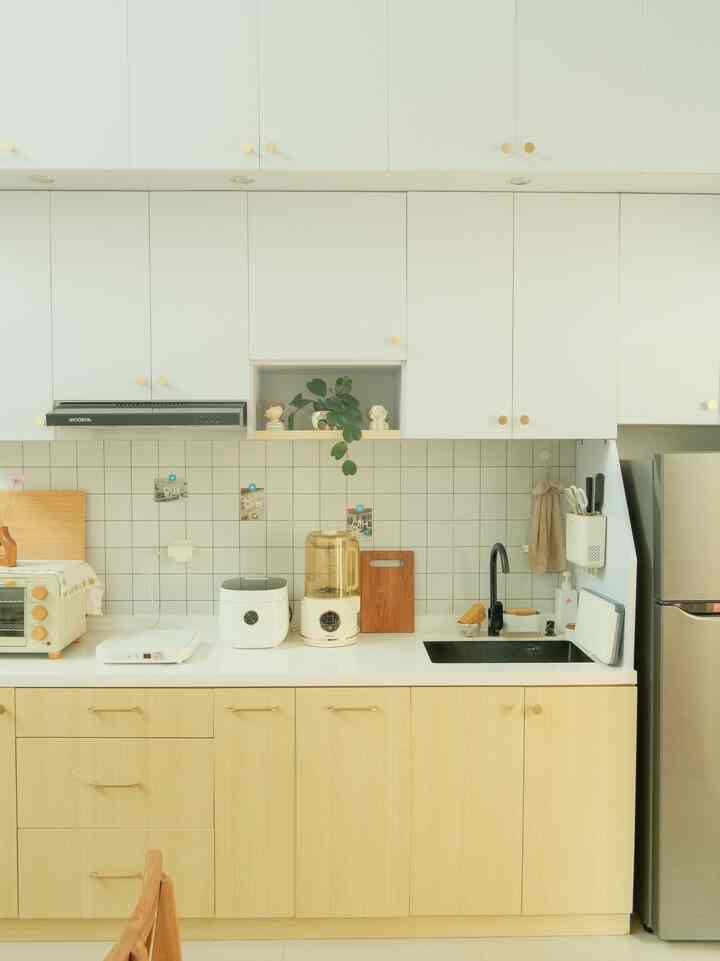 Kitchen & Dining Area menjadi salah satu tempat favorit di rumah. Saya banyak menghabiskan waktu disini untuk memasak, bebersih, bahkan bersantai karena area kitchen, dining dan living room berada di area open space lantai 1.
Untuk suasana ruangan ini warm dan cozy karena perpaduan warna putih dan kayu dari furniture yang digunakan.
Kitchen set kami menggunakan kombinasi PVC dan Plywood dengan finishing HPL
Kami menggunakan banyak storage di kitchen set sebagai mini gudang, dan organizer peralatan makan 🤍

#KitchenSetPVC #KitchenSetPlywood #BacksplashMozaik #KitchenSetHPLTaco #HPLTacoIcePear #PeralatanMakan #InspirasiRuangMakan