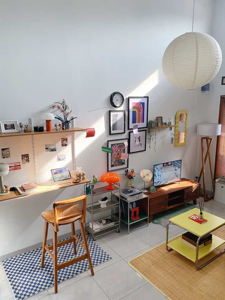 Kombinasi mid-century modern dan artdeco jadi ciri khas dari style rumah kami, khususnya pada area open space living room ✨

Area ini baru saja ketambahan mini workspace ala-ala pinterest, yang biasa dipakai saat WFH 🤍

Alasan memilih style mid-century modern dan artdeco karena ingin menciptakan suasana yang berbeda bagi area living room pada umumnya, sehingga bisa menjadi ciri khas bagi rumah kami yang berkesan cheerful dan memorable 😆

Juga dirasa sangat pas diterapkan pada area open space sehingga berbagai furniture dan item dekorasi mid-century modern yang berwarna-warni nan unik terlihat eyecatching😍

Mulai dari meja berwarna kuning dengan kaki-kaki berbahan besi, wall hanging berkonsep kinetik yang bisa bergerak jika tertiup angin, berbagai pigura dengan ukuran berbeda yang disusun acak, ada juga rug bermotif checkered khas mid-century modern, lalu berbagai mood lamp dengan bentuk unik, hingga rak dinding susun dari ambalan+bracket 👌🏻

#mejaestetik #mejaminimalis #wallhanging #karpetestetik #lampuestetik #rakambalan #midcenturymodern #rumahmidcenturymodern #livingroom 