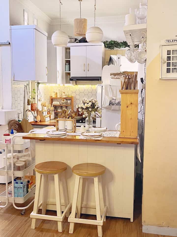Untuk beberapa organizer aku pilih memang dominan warna putih dengan sentuhan kayu, agar terlihat bersih dan hangat serta aesthetic. 

Dengan tempat sendok keramik kayu tetap terlihat aesthetic ditambah dengan sendok dan garpu berwarna gold. Terlihat cantik dan fungsional.

Terdapat beberapa item favorit aku di ruang makan dan dapur antara lain tempat sendok, toples teh kopi gula, tempat bumbu, tempat telur dan tempat spatula

Konsep dapur dan ruang makan aku adalah style scandinavian dengan dominan warna putih dan sentuhan warna kayu. Dominan warna putih agar terlihat bersih. 

#mejamakanminimalis #mejaisland #wadahsendok #raktroli #stickerdapur #peralatanmakan #piringlistgold #sendokgold #inspirasiruangmakan #dapurminimalis #modeldapurcantik #dapurmodern