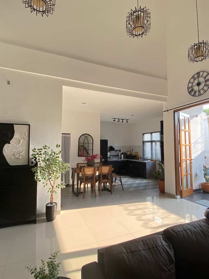 Meskipun fasad ala scandinavian tapi untuk interior tidak ada tema khusus kami lebih memilih modern minimalis karena bisa lebih fleksible dalam menentukan furniture, dan untuk pemilihan warna cenderung dark wood hitam juga abu. 

#livingroom #wpcwallpanel #granite #scandinavian #modernminimalis #rumahminimalismodern