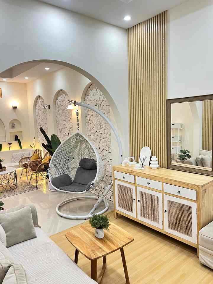 Luas rumah ini 195sqm, jadi 2 rumah digabung jadi 1. Pertama kali beli aku renov dengan konsep american style. Lalu untuk rumah kedua aku renov dengan konsep japandi mediteranian, karena pada saat renovasi tidak menggunakan jasa arsitek & hanya ide sendiri saja jadi untuk konsep rumah ini sebenarnya mengalir sesuai yang kita inginkan.
Untuk japandi style lebih dominan dirumah ini, seperti di ruang tamu, kamar tidur, ruang nonton, dan kitchen set dengan lebih dominan nuansa kayu dari pemasangan SPC & WPC dengan warna brown & white. 
#americanjapandi #japandimediterania #mediteranian #japandi #japandistyle #ruangtamujapandi #americanstyle #kitchenset #wallestetik #batudinding #archwall #rumahjapandimediterania #rumahamericanstyle #rumahjapandi 