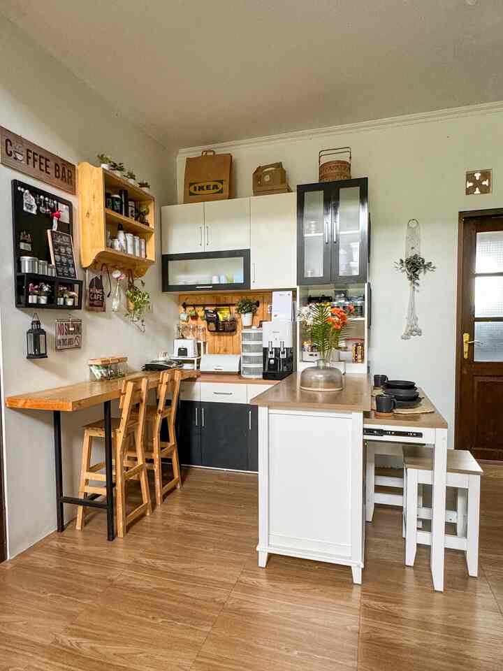 🔅Mini Pantry🔅

Mini pantry di rumah ini berfungsi sebagai dapur kering, ruang makan sehari-hari, plus home cafe. karenanya kami lebih banyak menggunakan peralatan elektronik di area ini, ketimbang peralatan yg menggunakan api. luas area ini kurleb 2.5m x 2.5m. 



#MejaMakan #MejaMakanMinimalis #KitchenSet #KitchenSetMinimalis #PeralatanMakan #InspirasiRuangMakan

