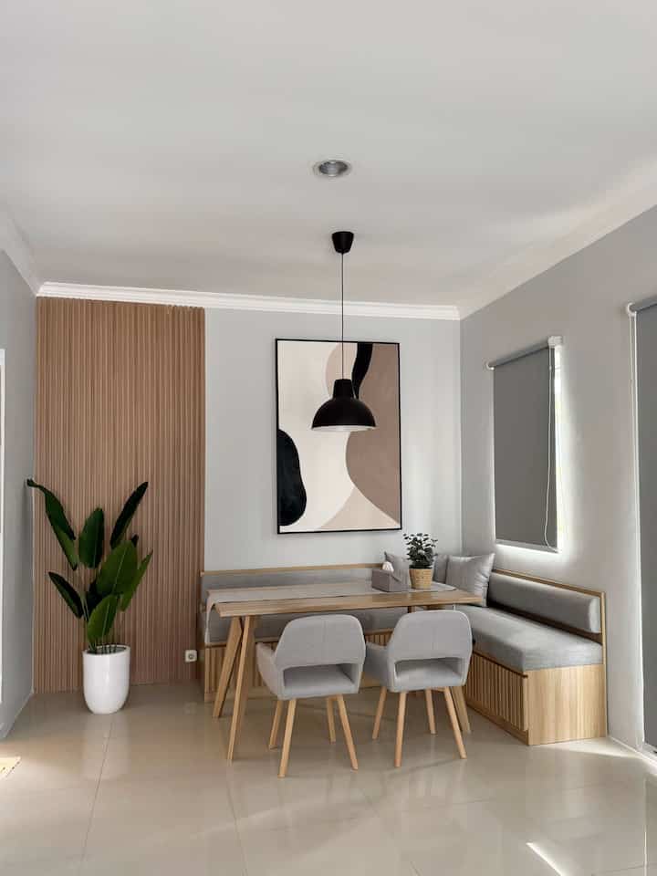 Ruang makan simple dengan kursi custom berbentuk L menjadi pilihan kami
Selain terlihat estetik seperti di cafe-cafe , kursi berbentuk L ini juga bisa muat banyak untuk anggota keluarga duduk dan berkumpul sambil ngopi dan nyemil

Untuk pemilihan perlatan makan dan ngopi pun menyesuaikan dg tema ruangan yang simple dan long lasting
.
#mejamakanminimalis
#ruangmakanminimalis
#inspirasiruangmakan
#peralatanmakan
#lampugantung
#kursimakanminimalis
#Bumikadua