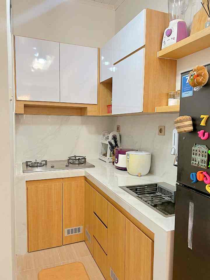 Haiii tetangga online 🏡🤗

Dapur #dirumahurgent ini dapur senggol minimalis berukuran 1,5x2m 😀
Biarpun mini, tapi dapur ini sangat nyaman untuk aku berkreasi di dapur 🤗
Pemasangan kitchen set di rumah kami ini agar dapur terlihat rapi dan bisa menyembunyikan peralatan dapur lainnya.

Walaupun belum lengkap peralatannya seperti belum ada cooker hood, karena kami masih berproses untuk mengisi rumah 😀

Semoga menginspirasi 🤗🏡
#KitchenSet #KitchenSetMinimalis #InspirasiDapur #DapurMinimalis #KomporTanamStainless #InspirasiKitchenSet #InspirasiRuangMakan #PeralatanMakan 