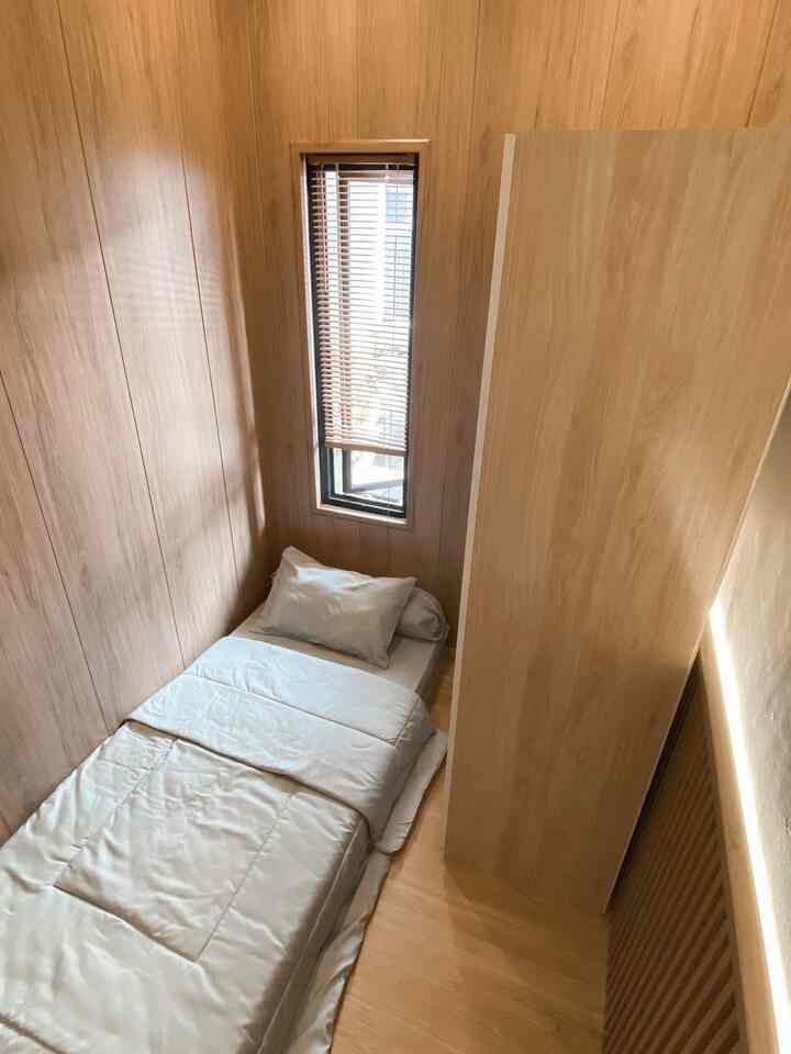 Yuk intip Kamar anak ala japandi , dengan perpaduan warna wood white konsep japandi banget.  ukuran ruangan ini ga terlalu luas yaitu 1.8x2,9 meter.
Supaya kamar ini tetap nyaman dan ga terasa sempit, jadi dekorasinya terfokus pada dinding ,plafon dan lantai saja. Untuk dindingnya sebagian aku pakai cat,dan sebagian lagi pakai wallpanel dengan series yang berbeda supaya tidak monoton. Untuk plafonnya aku full pakai plafon PVC serta ditambah pencahayaan dengan warna warm  white jadi kamar ini terasa lebih cozy.
Untuk lantainya aku pakai vinyl stiker ya, yang low budget.
#japandi
#rumahjapandi
#kamarjapandi
#plafonpvc
#wallpanel