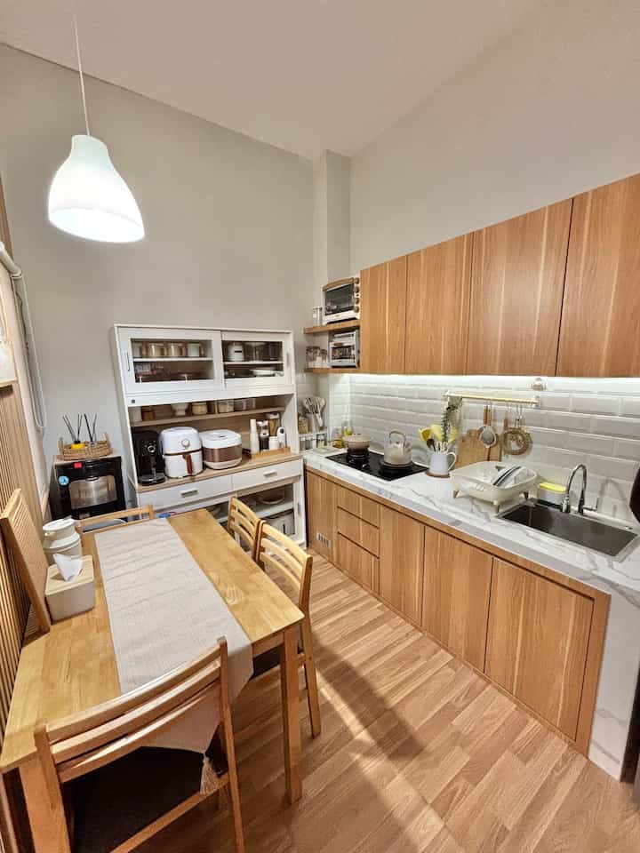 Ruangan dapur yg sekaligus jadi ruang makan ini aku memilih tema ruangan dg warna yg netral, white and wood 🤎
sedangkan dekorasi ruangan aku jg memilih yg simple aja dg nuansa yg senada dg tone dapur..
nah untuk mewujudkannya suasana ruangan yg aku mau, aku memakai wallpanel dan lantai dari kayu. ini membuat vibes ruangan jd berbeda, terasa lebih hangat dan nyaman. gimana menurut kalian? ☺️

#MejaMakanMinimalis #KitchenSet #KitchenSetMinimalis #PeralatanMakan #InspirasiRuangMakan
#DapurMinimalis #ModelDapurCantik #DapurModern #wallpanel #lantaiparket #whiteandwood #MejaMakan #MejaMakanMinimalis #PenirisPiring #TrayRotan #NampanKayu #WallDecor #HPLTACO 
