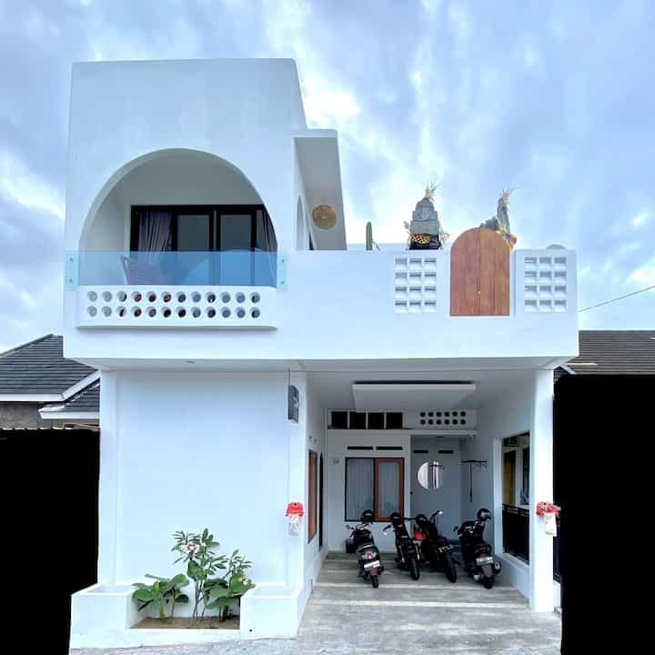 #Fasad rumah bertema #Mediterania
Terinspirasi dari beberapa villa di Bali, yang mengusung konsep Mesiterania identik dengan warna putih dan arch lengkung.

#Mediteranean #Minimalist #CatDepanRumah #Cat #Roster #RumahMinimalis 
