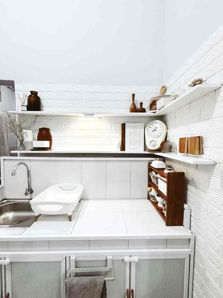 suka banget styling kitchen dan dining dengan tema warna netral yaitu white wood, mood banget kalo liat warna senada gini tu😍😍🫶🏻

#dishdrying #rakkayujati #jamretro #tempatsabun #wallpaperfoam #butterdish #rakgantungkayujati #rotangantungaromaterapi #tempatsendokgarpu #breadbox #lampujamur  #kitchenset #mejamakanminimalis #peralatanmakan #inspirasiruangmakan #dapurminimalis #modeldapurcantik #dapurmodern