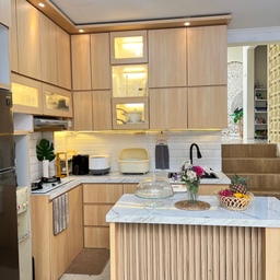 Kitchen set ini berukuran 2,5 x 3 meter, bernuansa japandi style dengan design minimalis. Aku lebih suka warna2 cream, coklat muda, putih karena menciptakan suasana yang hangat dan nyaman. Dengan lighting yang banyak menambah ruangan ini semakin menarik & estetik.
#kitchenset #kitchensetjapandi #kitchensetjapandistyle #peralatanmakan #inspirasiruangmakan #dapur #dapurcantik #dapurjapandi #modeldapurcantik #dapurminimalis #kitchensetminimalis 