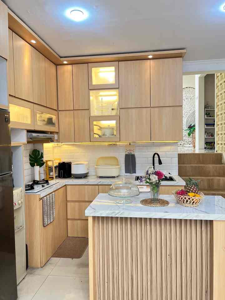 Kitchen set ini berukuran 2,5 x 3 meter, bernuansa japandi style dengan design minimalis. Aku lebih suka warna2 cream, coklat muda, putih karena menciptakan suasana yang hangat dan nyaman. Dengan lighting yang banyak menambah ruangan ini semakin menarik & estetik.

#kitchenset #kitchensetjapandi #kitchensetjapandistyle #peralatanmakan #inspirasiruangmakan #dapur #dapurcantik #dapurjapandi #modeldapurcantik #dapurminimalis #kitchensetminimalis 