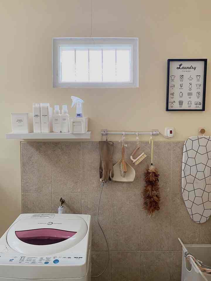 Salah satu home officenya ibu-ibu dirumah selain dapur. Meski belum detail dan masih sangat sederhana, aku cukup menaruh perhatian ke laundryroom yang juga merangkap jadi tempatku menaruh segala kebutuhan bebersih rumah. 
Karena aku suka rumah dengan look minimalis dan nuansa japandi, aku memilih mengisi ruangan ini dengan barang2 yang dominan berwarna putih, coklat serta kayu. Semoga soon bisa upgrade storage agar tampilannya lebih rapi

#laundryroom
#rumahjapandi
#japandi
#minimalist
#storagelaundryroom