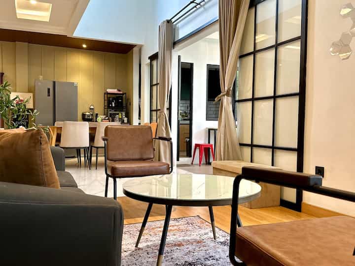 Hi Semua,

industrial look yang paling terlihat ada pada area teras depan ( slide akhir ) , yaitu dengan tembok expose semen/unfinished, dan penataan lampu outbow dengan pipa hitam.

Dari elemen tsb, kami padupadakan dengan warna kayu, abu, putih dan sentuhan warna hijau di bbrp area tembok.

Konsep semi industrial yg kami pilih adalah dengan menata isi rumah dengan design yg minimalis, dominasi warna earth tone pd interior. Karena dengan tema tsb, dapat menciptakan suasana yg warmy dan membuat ruangan terlihat lebih spacious. 

Semoga menginspirasi 💙

#tembokacian #grc #granit #outbow #unfinishedwall #minimalist #industrial #rumahminimalis #rumahindustrial 