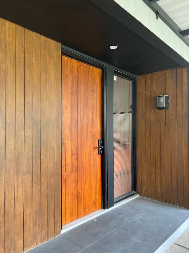 -modern interior-

Halloo sahabat Ohouse 🤍

See u again di Ohouse S9

Ngomongin soal style rumah_veyla ini agak bingung juga, karena di tengah jalan berubah yang awalnya industrial berubah ke dekor yg bold warna coklat gelap , hitam dan putih jadi pilihan kami buat mengisi interior di rumah kami,,

#ModernRustic #WarmandBolddecor #wallpanel #conwood #smartdoorlock #pinturumah #raksepatu #woodenblind #kitchen #dapur #tanggarumah #reeddiffuser #Roomdecorinspo #Homedecorinspo  #DarkModernInterior #homedecor #homeinterior #dekorasiruangtamu #dekorasiruangtv #dekorasiruangkeluarga #rumahminimalis #rumahcluster #rumahdeveloper #rumahmungil #rumahclustermungil #rumahboldinterior 