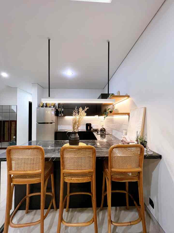 - dapur -

Halo sahabat Ohouse 🤍

Selamat datang di dapur bold kami yg didominasi hitam dan nuansa coklat,,
Dapur kotor dan bersih gabung jadi satu,,

#kitchenset #kursibar #kursijati #lampugantung #vas #wallart #tanamanartificial #PeralatanMakan #InspirasiRuangMakan