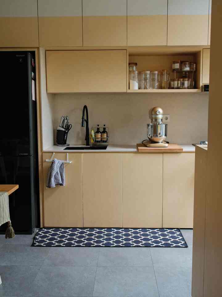 Harusnya sih kalau di lihat dari foto sudah terlihat jelas yah, kalau style dari rumah ini adalah Japandi house design.

Kok pilih design ini?
Sesimple karena aku suka style ini,
Minimalis dan harusnya sih timeless yah.
Mau dibawa ke tahun berapapun akan tetep oke dan gak ngebosenin.

Dan bisa dibilang seluruh bagian rumah ini kami gunakan japandi style.

Dengan style ini, akan memudahkan ke depan mau di mix style apa lagi.
Kalau bosen yah tinggal ubah aja perintilan dekor pasti langsung berubah suasananya

#kitchenset #japandikitchen #vynilfloor #rumahminimalisjapandi #japandihome #japandihouse #aicahpl #kesetdapurpanjang #minimalis #japandi #minimalisjapandi