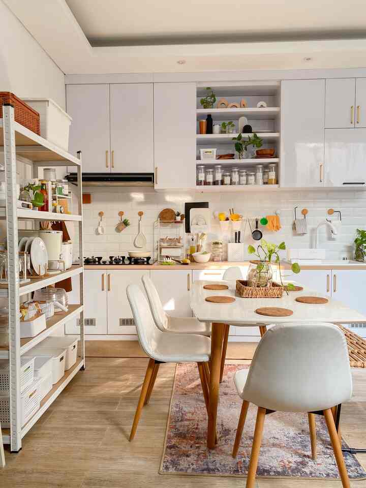 Kitchen & Dining ✨

untuk area kitchen & dining aku pilih warna netral dengan dominan putih supaya terkesan terang dan luas, agar tidak terlalu “plain” dikombinasikan dengan dekorasi kayu, greenery dan tentunya sentuhan warna kuning

meja makan di area dining ini awalnya hanya cukup untuk 4 orang, tapi ditambahkan bench rotan supaya bisa menampung 6-7 orang

selain kitchen set ada juga lemari terbuka 4 susun yang berfungsi sebagai pantry, salah satunya menyimpan peralatan makan supaya accessible, meskipun terbuka tapi tetap terlihat rapi karena memanfaatkan storage dan juga organizer yang aesthetic juga fungsional

semoga menginspirasi ✨
#MejaMakanMinimalis
#LemariSusun
#RakSusun
#Pantry
#RakBumbu
#KarpetAbstrak
#AbstractRugs
#PeralatanMakan
#InspirasiRuangMakan
#DapurMinimalis
#DapurAesthetic
#DapurModern