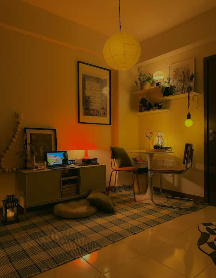 This room wants to have a cozy vintage or retro aesthetic theme that creates a warm and comfortable atmosphere. With Retro and Classic Decorations: Small tables with rattan accented chairs, retro-shaped table lamps.
#hanginglamps #mejatv #mejabulat #bingkaipoto #rakdinding
#retroclassic #retroaesthetic
#retrohouse