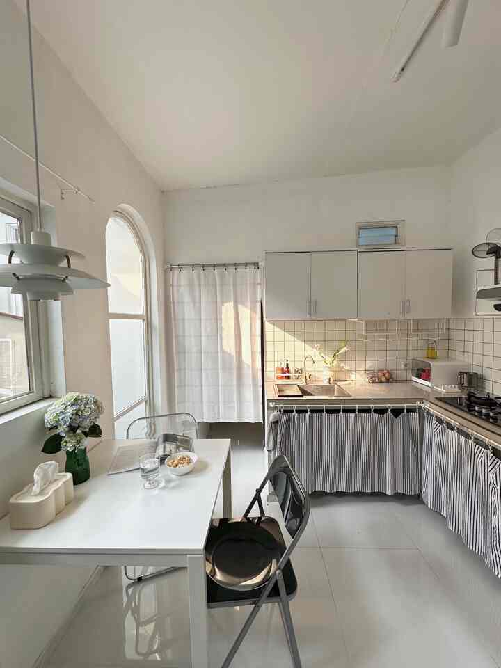 Dapur & ruang makan dalam satu ruang!✨
Seperti inilah cara kami memaksimalkan ruangan kecil yang lahannya sangat terbatas, namun tetap maksimal. Juga dilengkapi jendela & pintu kaca, membuat ruangan mungil tetap terang & fresh setiap harinya☀️⛅️
#kursilipat #peralatanmakan #inspirasiruangmakan #tiraiestetik #gordenestetik #kitchensetminimalis #cabinetminimalis #kotaktisu #kitchen #diningroom #smallkitchen