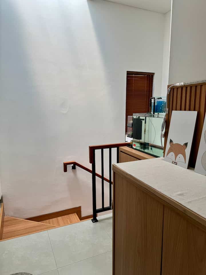 Konsep rumah japandi minimalis dengan dominasi unsur kayu/wood di setiap sudut furniture rumah kami.. Tema ini kami pilih untuk memberikan kesan clean dan luas #hallway #tanggarumah #woodenblind #lantaigranit #wallpanel #japandi #minimalist #rumahminimalismodern #rumahjapandi #rumahmodern