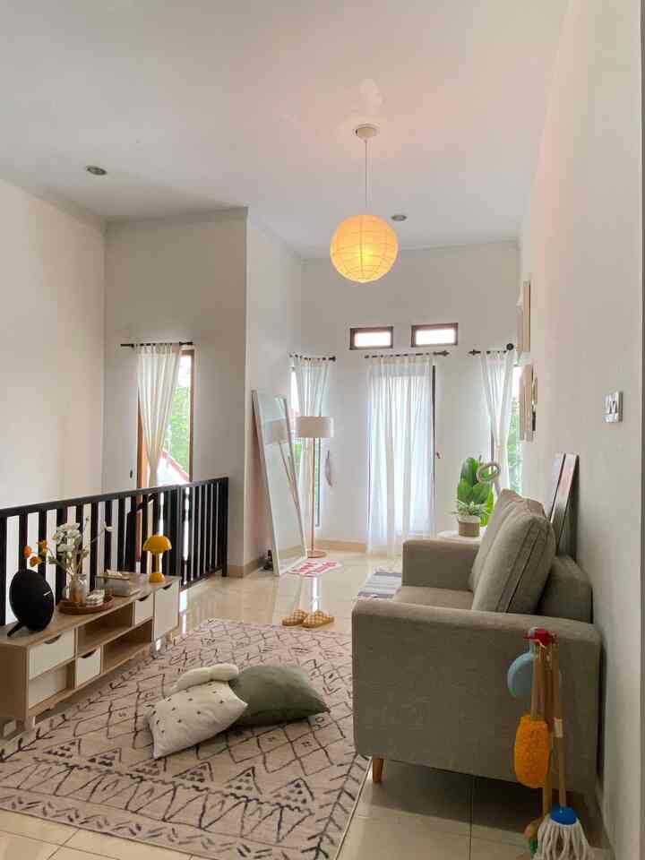 Kalau ditanya tentang tema rumah, pengennya mengarah ke japandi, tapii masih perjalanan mengisi dan mendekor rumah 💕 

Yg aku lakuin dari awal, mulai dari membeli furniture yg bernuansa coklat/wood dan warna putih, gampangnya gitu dulu biar nanti sisanya mengikuti yaa 

#sofaminimalis #karpetruangtamu #dipanalajapandi #lampugantung #standingfloorlamp #standingmirror #tanamanartificial #mejamakanminimalis #catrumahminimalis #japandi #rumahjapandi 
