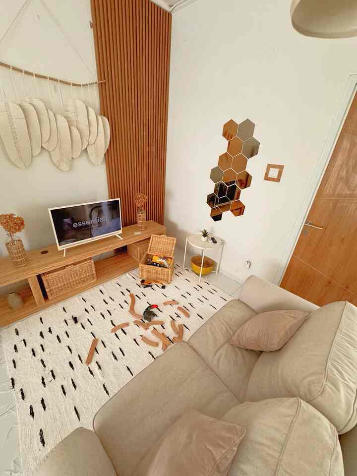 Style rumah kami mengusung tema Japandi Style karena kami sangat menyukai semua yg natural dan alami, sederhana dan nyaman.

Hampir diseluruh ruangan dirumah kami terapkan style ini, agar ada harmonisasi antara ruang satu dengan yg lain.

Untuk Mendukung tema yg sesuai maka banyak ornamen dekorasi yg kami selaraskan, yaitu wallpanel bermotif kayu warna natural, pemilihan karpet dengan warna senada, buffet Tv berbahan kayu, cat dinding senada, ambalan rak kayu berwarna natural kayu, sofa yg nyaman, dipan berbahan kayu, kitchen set bernuansa kekayuan.

#LivingRoom #SofaEmpuk #KitchenSet #RakKayu #BufetTV #Wallpanel #Dipan #KarpetTenun #JapandiStyle #Japandi #RumahJapandi #RumahScandinavian