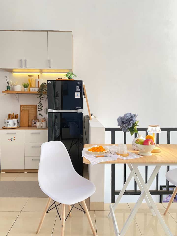Untuk area kitchen dan dining room, aku memilih wrn white and wood sebagai tema warna ruangan ini 

Ditambah dengan perintilan yg senada warna wood dan netral  begitu juga untuk piring, gelas, sendok garpu dan perintilan lainnya

Oh ya untuk styling meja makan, aku tambahkan vase, reed diffuser, napkin, kadang juga pakai lilin, nah gak lupa juga set makan yaitu piring porcelaiinnya 💕

#setmejamakan
#nampanrotan
#gelaskca
#catrumahminimalrdu
#mejamakanminimalis
#kitchensetminimalis
#mejamakanminimalis
#peralatanmakan
#piringporcelain
#dapurminimalis
#modedapurcantik
#dapurmodern 
#inspirasiruangmakan