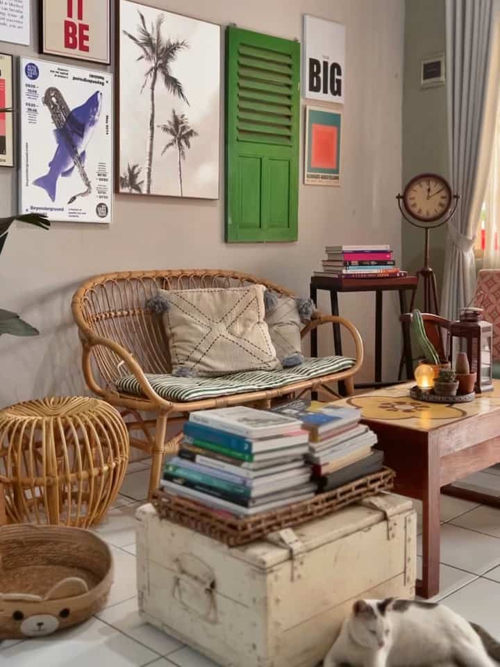 Hai 😊 ruang tamu sederhana ini punya teman natural vintage. Dengan memanfaatkan ruang sederhana yang di beri sentuhan personal.

Mix n match nyantai namun tetap tidak menghilangkan karakter pemilik rumah. Padu padankan aja beberapa items baru & lama, tata sesuai kebutuhan juga kesukaan

#rumahnaturalvintage #vintage #walldecor #lampu #vase #walldecoraesthetic #ruangtamu #bamboo #kayunatural #mejategel #kursianyaman #walldecorestetik