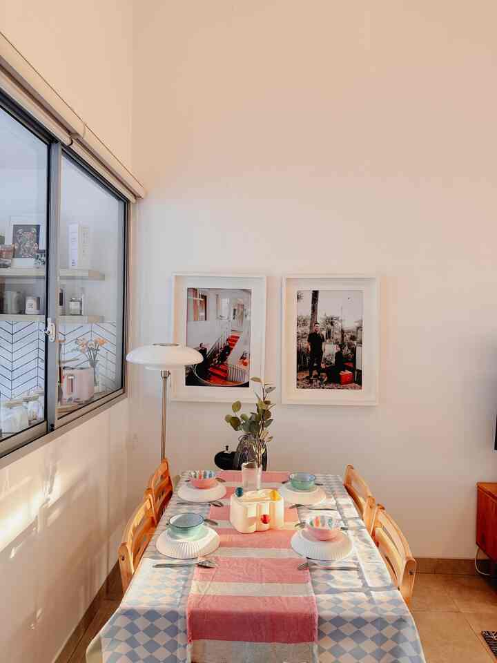 Rumah ini memiliki 2 area dining, yaitu di area dapur semi outdoor dan di bagian dalam rumah dengan konsep open plan dengan living room.

2 area dining ini dibuat untuk mengakomodir kebiasaan kami yaitu makan sambil menonton tv dan terkadang makan sambil bekerja ataupun bersantai di area semi outdoor.

Karena memilih konsep semi outdoor, area dapur didominasi oleh kabinet tertutup, begitu juga dengan rak piring yang tertutup agar lebih higenis dan terhindar dari debu.

#PeralatanMakan #InspirasiRuangMakan #StandingLamp #TaplakMejaKoreanStyle #TableRunner #TissueBoxEstetik #MejaMakanMinimalis #DiningRoomStyling #DiningRoomIdeas #KitchenInspo