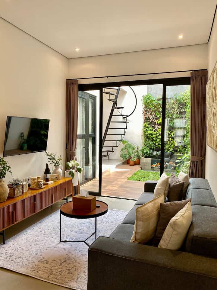 Hiii,, 
Kenalan dulu yuk sama Royal Corner. Mengusung tema scandinavian yang didominasi warna-warna natural seperti warna putih, warna kayu, abu-abu, ditambah sedikit sentuhan industrial dari tangga besi dan pintu alumunium yang berwarna hitam. Karena kami ingin menghadirkan ruangan yang terasa luas, hangat, teduh, dan elegan. Kami juga ingin membawa nuansa alam di dalam rumah dengan meletakan beberapa tanaman. Selain sebagai pemanis ruangan, dekorasi tanaman juga dapat memberikan kesan sejuk dan nyaman.

#livingroom
#scandinavian
#rumahscandinavian
#sofaminimalis
#lampumeja 
#vasbunga
#potbunga
#jammeja

