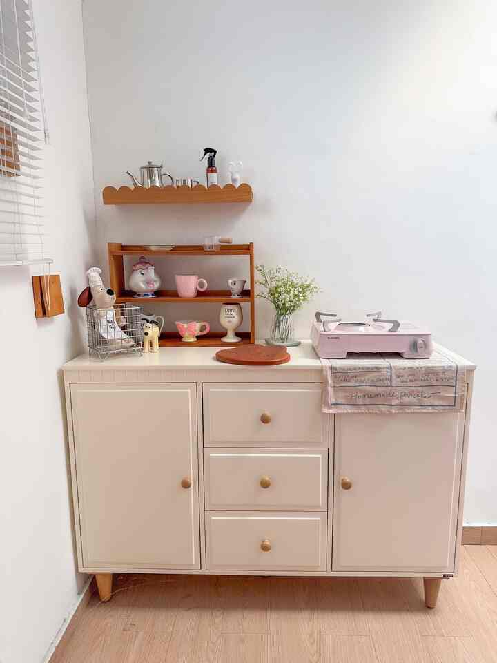 Karna ruangan aku tipe studio, jadi untuk kitchen aku buat sesimpel mungkin. Hanya menggunakan lemari sideboard dan kompor 1 tungku. Ini sudah cukup untuk aku masak simpel loh 🤍


#KitchenSet #KitchenSetMinimalis #PeralatanMakan #InspirasiRuangMakan #ruangdapur #dapurkorean #dapurminimalis 