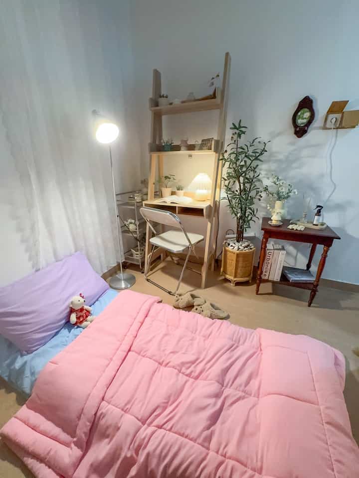 Style ruangan aku itu japandi korean room gitu maunya. Aku bikin 1 ruangan untuk studio aku dimana aku bisa bersantai diruangan ini. 


#WallpaperDinding #WallpaperEstetik #japandi #minimalist #rumahminimalismodern #rumahminimalis #rumahjapandi #minimalistroom #studioroom #studioroominspo #minimaliststudioroom 