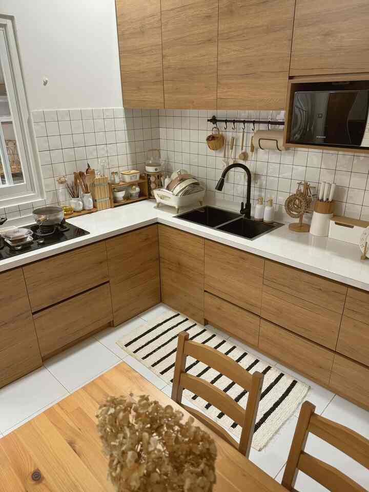 Dapur adalah jantung dari rumah, makin bersih rapih maka mood penghuni rumah jadi enak.

Salah satu yg membuat mood baik ketika didapur adalah perkakas dapur yg estetik, mulai dari vas bunga, meja makan, rak dapur, sampai wadah sendok dan printilan lainnya.

Wadah sumpit dan sutil yg aku pakai fungsinya adalah mug susu namun karena belum menemukan yg sesuai keinginan maka aku pakai untuk wadah sumpit juga sutil kayu.

Untuk warna dan tema dapur dan ruang makan aku sesuaikan dengan konsep rumah Japandi, sederhana natural rapi dan nyaman.

#MejaMakanKayu #KitchenSet #RakIvar #DapurEstetik #DispenserModena #LampuGantung #LampuHias #SinkHitam #MugSusu #WadahSutil #RakKayuJati #PeralatanMakan #InspirasiRuangMakan #DapurMinimalis #ModelDapurCantik #DapurModern