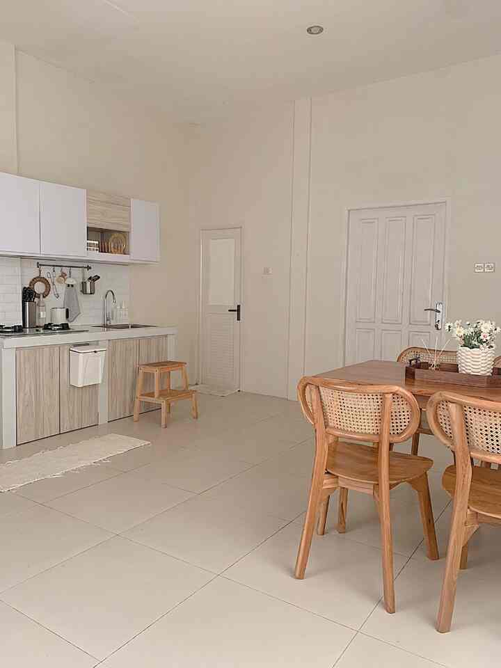 Untuk area dapur & dining room kami menyatu.
Di area kitchen set kami menambahkan ambalan untuk menyimpan barang sekaligus untuk dekorasi. Kami memilih dekorasi yang fungsional juga. Seperti talenan bear, selain cantik untuk dipajang juga bisa digunakan untuk alas memotong. Meja makan kami memilih bahan jati karena awet dan mudah dibersihkan. Untuk area cuci piring, kami memilih sink dan gantungan berbahan stainless. Dibagian ambalan saya juga menambahkan tanaman untuk menambah kesan fresh. 🏡🩵
#MejaMakanMinimalis
#KitchenSet
#KitchenSetMininalis
#PeralatanMakan
#InspirasiRuangMakan
#DapurMinimalis
#ModelDapurCantik
#DapurModern
