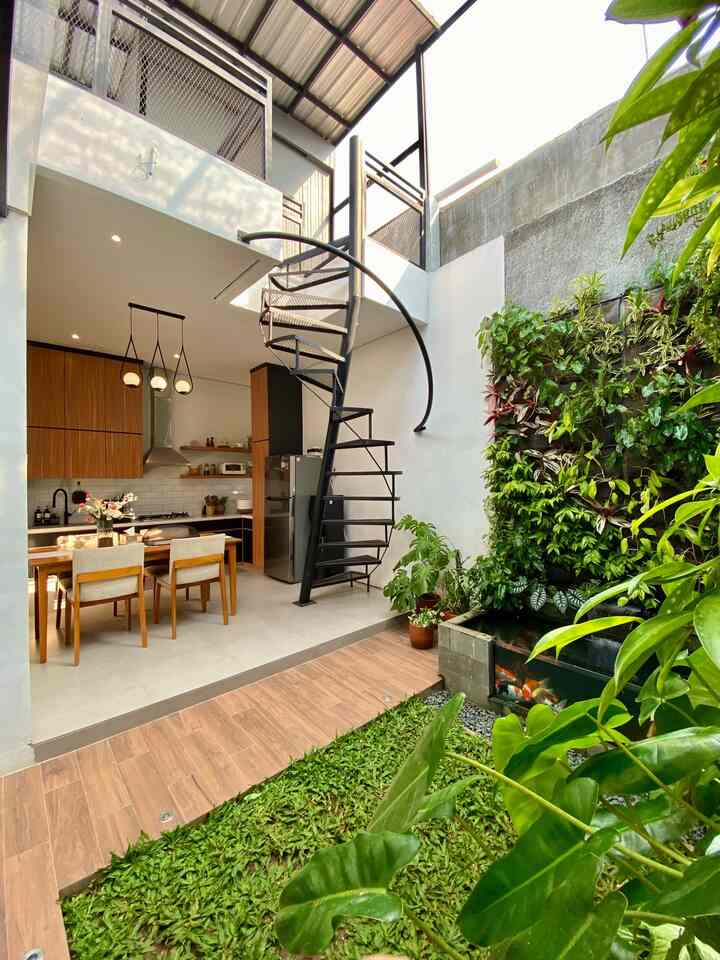 Kitchen Royal corner tidak terlalu besar dan menyatu dengan dining room. Masih dengan warna-warna natural, didominasi warna kayu & hitam. Aku memilih material kayu jati untuk set meja makan yang dapat menciptakan suasana yang hangat dan tenang

#kitchen
#kitchenset
#kitchensetminimalis
#mejamakanminimalis
#tablerunner
#vaskaca 
#vasbunga
#cupholder
#peralatanmakan
#inspirasiruangmakan
#lampugantung
#dapurminimalis
#dapurcantik