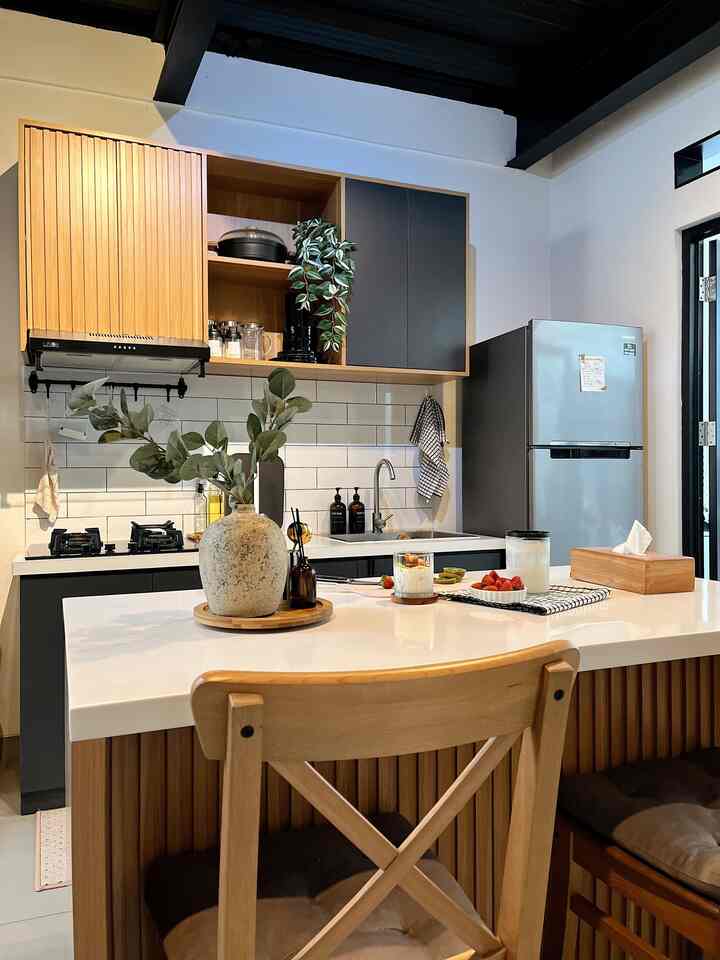 Dalam memilih peralatan dapur, aku selalu memilih peralatan dapur yang fungsional dan estetik supaya bisa sekalian jadi dekorasi dapur hehe. Contohnya lap dapur, botol sabun, alat makan, bahkan talenan. 

Biasanya aku memilih barang-barang berwarna putih, hitam, atau kayu natural. Kalau warna peralatan senada, dapur jadi terlihat makin estetik. 

#KitchenSet #BoldWarmKitchenSet #TempatTisuKayu #VasRustic #TatakanBambu #PlafonBondek #KursiFarmHouse #BotolSabunEstetik #PeralatanMakan #InspirasiRuangMakan 


