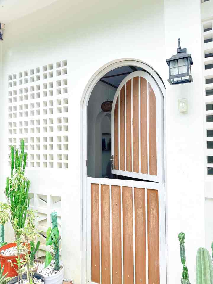 rumah.rimara dibuat dengan tema Japandi Minimalis, yg dominan dengan warna white, cream, dan wood.

Untuk menghindari nuansa rumah yg monoton, mba rimara menambah beberapa elemen warna tambahan seperti abu-abu, biru, dan hijau.

Semoga menginspirasi 🤎

#PagarRumah #Cat #CatDepanRumah #SofaMinimalis #Japandi #Minimalist #RumahJapandi