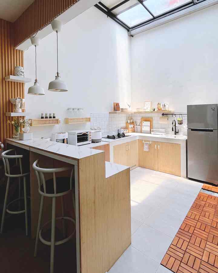Caraku menata dapurku

Untuk area dapur ini nuansanya masih wood dan white. Untuk pemilihan barang-barang diusahakan masih senada dan fungsional. Aku usahakan barang yang ada barang-barang yang dipakai saja agar dapur tidak terlihat penuh/ sumpek. Untuk barang-barang tetap pilih yang unik-unik 🤍

#kursibar #lampugantung #ambalandinding #peralatanmakan #inspirasiruangmakan #kitchen #dapur #dapurminimalis #dekorasidapur