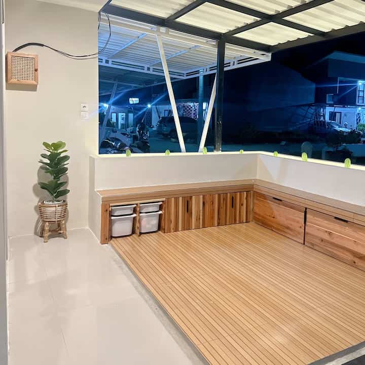 Yang biasanya teras rumah buat metime nongkrong atau nerima tamu kali ini saya bikin beda dari yang lain.
Ngideee banget pengen bikin teras yang multifungsi 🫣
Buat metime ✅
Tempat main anak ✅
Rak sepatu ✅
Dan paling penting ada GUDANG ✅

Yapppp dengan ukuran teras pada umumnya tapi bisa multifungsi, apalagi rumah jaman sekarang luas tanahnya terbatas dan setiap rumah pasti butuh gudang, jadi harus bisa mencari celah dalam sudut rumah biar tetap berfungsi.
Semoga menginspirasi 🥰🫶

#teras #ketapang #potrotan #trofastikea #keramikteras #cateskterior #keramikatena #kaktuskoboi #lamputeras #terasminimalis #minimalist #rumahminimalis #rumahmodern #terasmodern #terasminimalis #japandi #rumahjapandi 