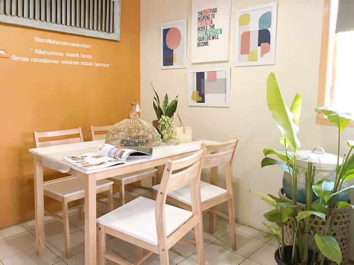 Ruang makan, tempat fav di rumah.
Ruangan ini biasa aq fungsikan juga utk ruang kerja. Warga yg segar n playfukl bikin makin semangat utk menghabiskan waktu di ruangan ini 

#kitchenset #bungaartifial #storagebox #peralatanmurah #inspirasiruangmakan #mejamakan #kursimakan #walldecor #ruangmakanminimalis