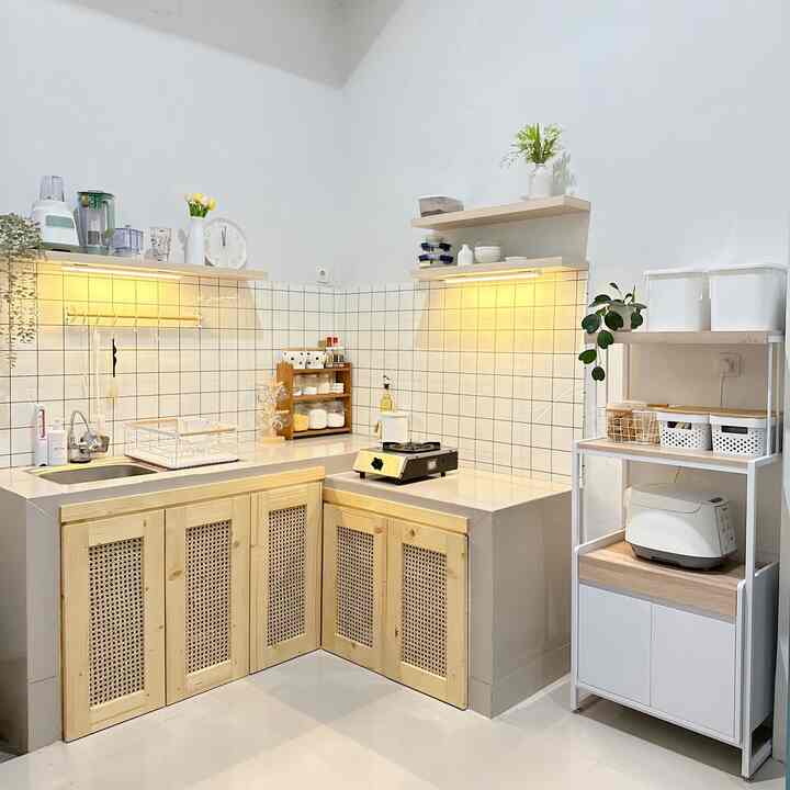 Sebelum jadi dapur di slide pertama butuh waktu dan perjuangan yang ga sebentar😌
Tapi kami menikmati setiap prosesnyaa 🥰
Salam hangat dari dapur sederhana kami, semoga menginpirasii 🫶

#dapur #dapurminimalis #ambalandapur #rakcucipiring #rakdapur #kipasangin #ricecooker #jamdinding #rakbumbudapur #fejkaikea #tempatbawang #boxinforma #nereby #tempatminyak #rakgelas #fejka #moppembersih #bungatulip #renovasidapur #InspirasiDapurMinimalis #peralatanmakan #inspirasiruangmakan