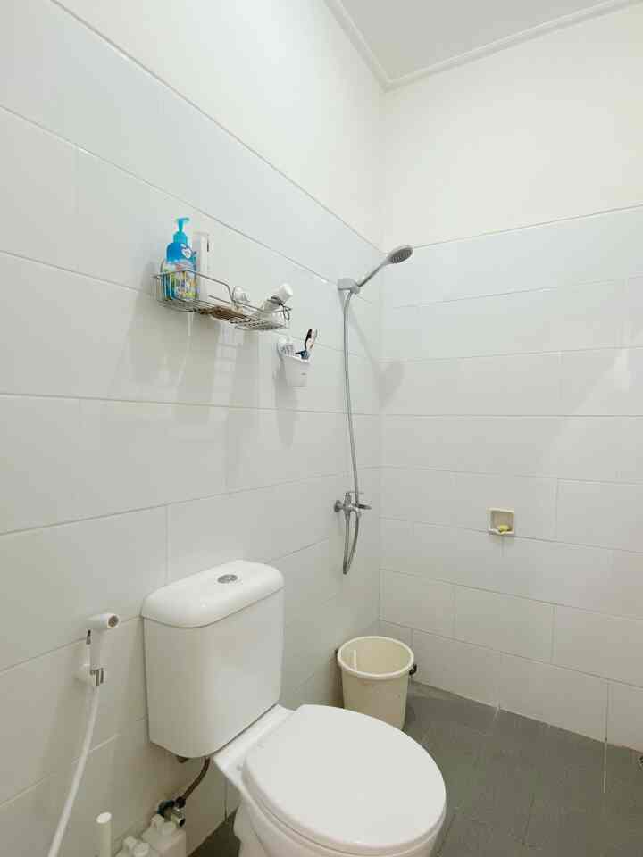 Kamar mandi serba putih di Rumah Pinky Mama dengan ukuran kurang lebih 1.5 x 1.25 m 💕 Kamar mandi ini masih bawaan dari developer dan belum kami renovasi sama sekali dengan shower dari Brand Paloma dan Kloset duduk dari Oulu. Sejauh ini keramik putih dan granite abu di lantai kamar mandi ini masih nyaman kami gunakan 🥰


#KamarMandiMinimalis #KamarmandiSerbaPutih #InspirasiKamarMandi #StylingKamarMandi #GranitKamarMandi