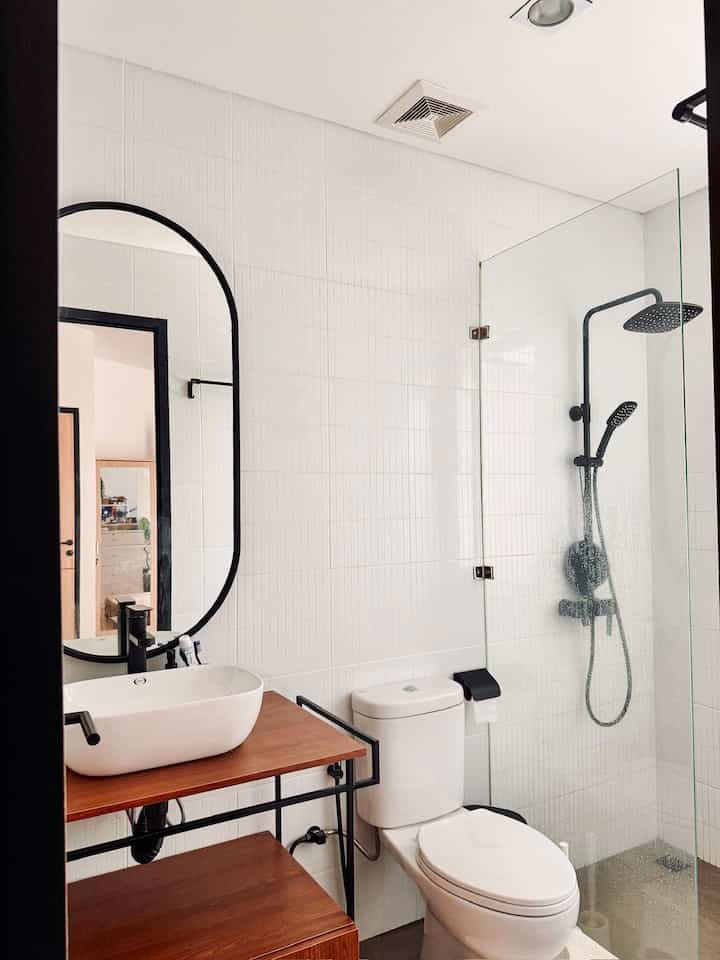 Minimalist Bathroom in Mezzanine Floor

Dari awal renovasi, kami memang menginginkan kamar mandi lebih dari satu. Karena jumlah anggota keluarga yg semakin bertambah, kebutuhan kamar mandi juga bertambah.
Kamar mandi ini terletak di lantai mezzanine yang juga terdapat master bedroom, sehingga kamar mandi ini lebih private.

Luas kamar mandi ini hanya 2,8 x 1,6 meter,
sama dengan luas kamar mandi lantai 1.
Dan konsep minimalis nya pun sama. Hanya beberapa material saja yang dibedakan jenis dan warna nya saja.

Keramik full ceiling, exhaust ceiling fan, sekat tempered glass, jendela berlapis sticker sunblast yang besar, membuat kamar mandi terlihat clean dan jauh dari lembab.
Adanya cermin yang cukup tinggi dan besar juga membuat kamar mandi nampak lebih luas.
Tak lupa lantai kamar mandi yang matte kami pilih untuk kamar mandi ini. Tipe lantai yang tidak licin seperti ini sangat cocok di kamar mandi. Selain terlihat lebih minimalis, ini juga berfungsi untuk menghindari jatuh/terpeleset di lantai kamar mandi.

Semoga menginspirasi ya 🫶🏻✨

#PintuKamarMandi #LantaiKamarMandi #KeramikKamarMandi #DindingKamarMandi #CerminKamarMandi #WastafelKamarMandi #KamarMandiMinimalis #InspirasiKamarMandi 