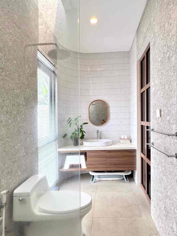 Luasan kamar mandi utama ini adalah 3,5x1,5 m . Kami memilih warna-warna yang senada pada dinding, ubin, dan top table wastafel. Warna yang di pilih dominan putih dan abu untuk memberi kesan clean dan minimalis.
Kami menggunakan terrazzo pada meja wasfatel dan hpl kayu pada kabinet bawah wastafel dan pintu agar tidak monoton dan ambiancenya lebih warm.

#keramikmozaik #dindingkamarmandi #lantaigranit #tacohpl #terrazzo #pintuhpl #kacamoru #kamarmandiminimalis #Inspirasikamarmandi